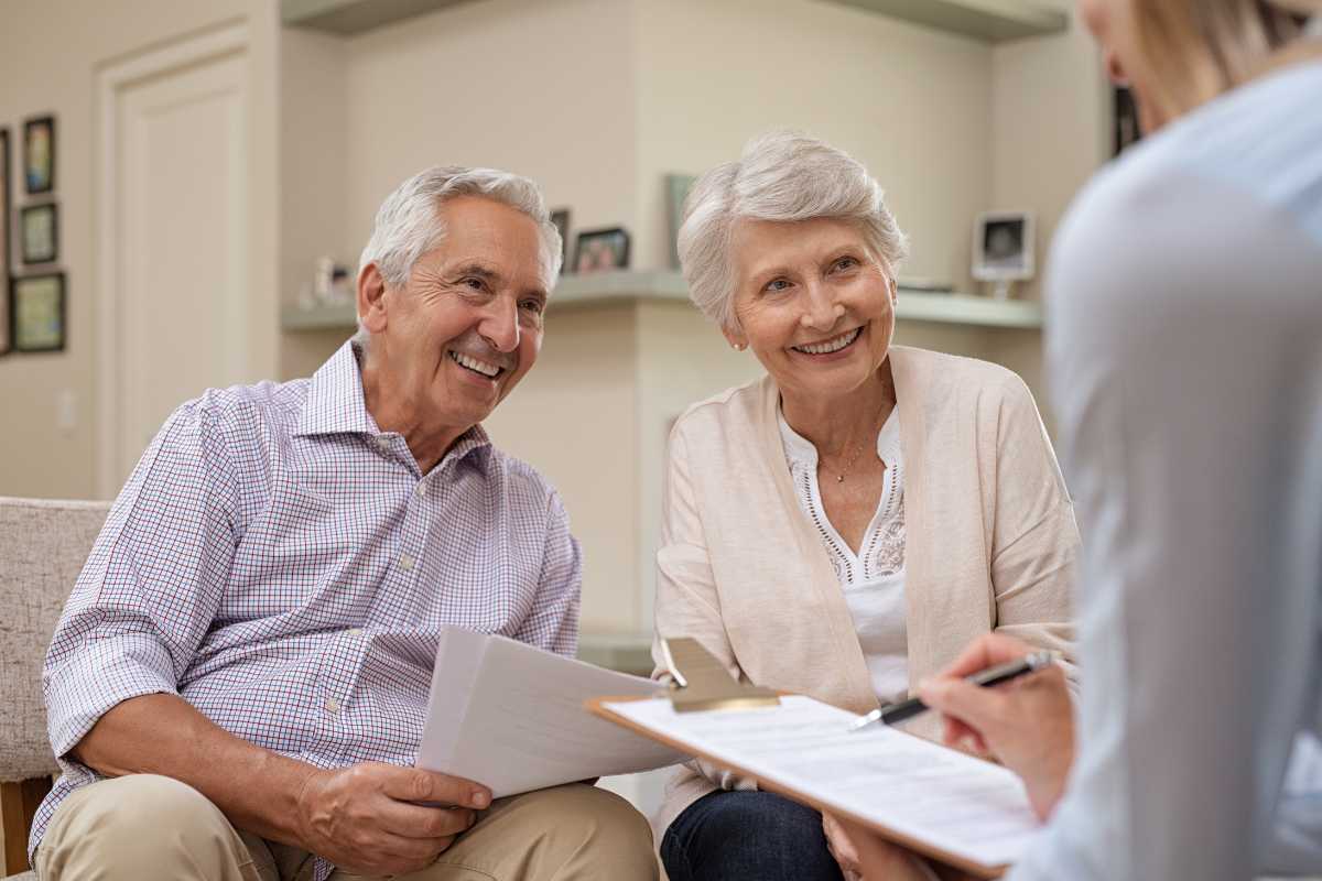 Starsza para podczas spokojnej konsultacji dotyczącej choroby Alzheimera