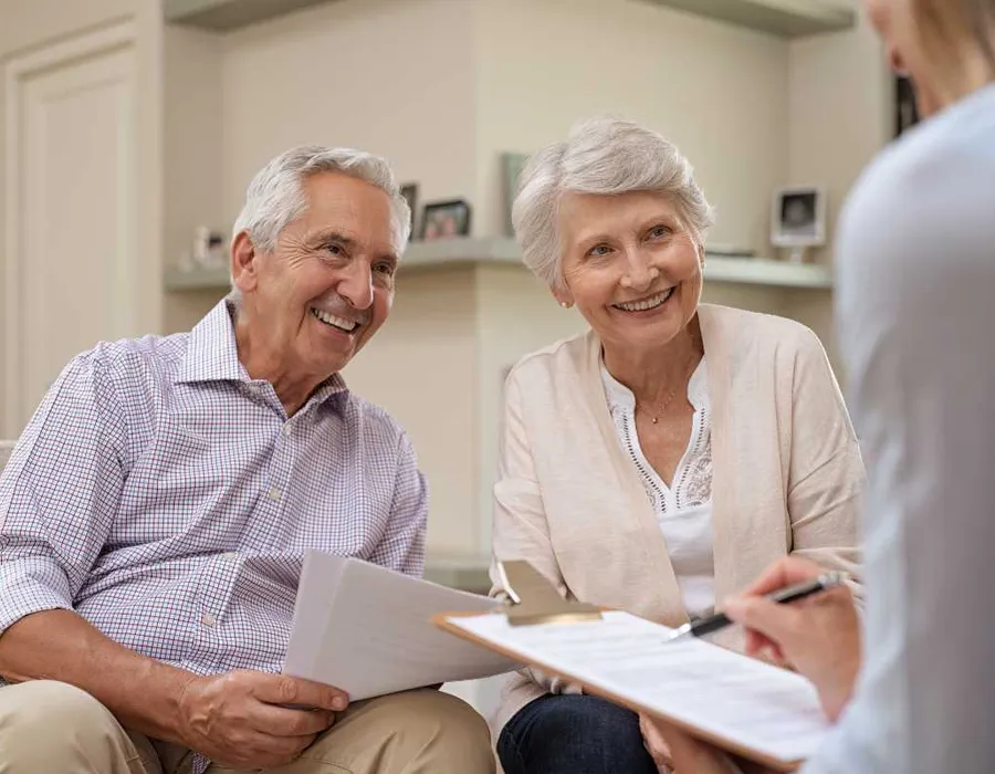 Rozmowa z pacjentami podczas konsultacji dotyczącej leczenia choroby Alzheimera