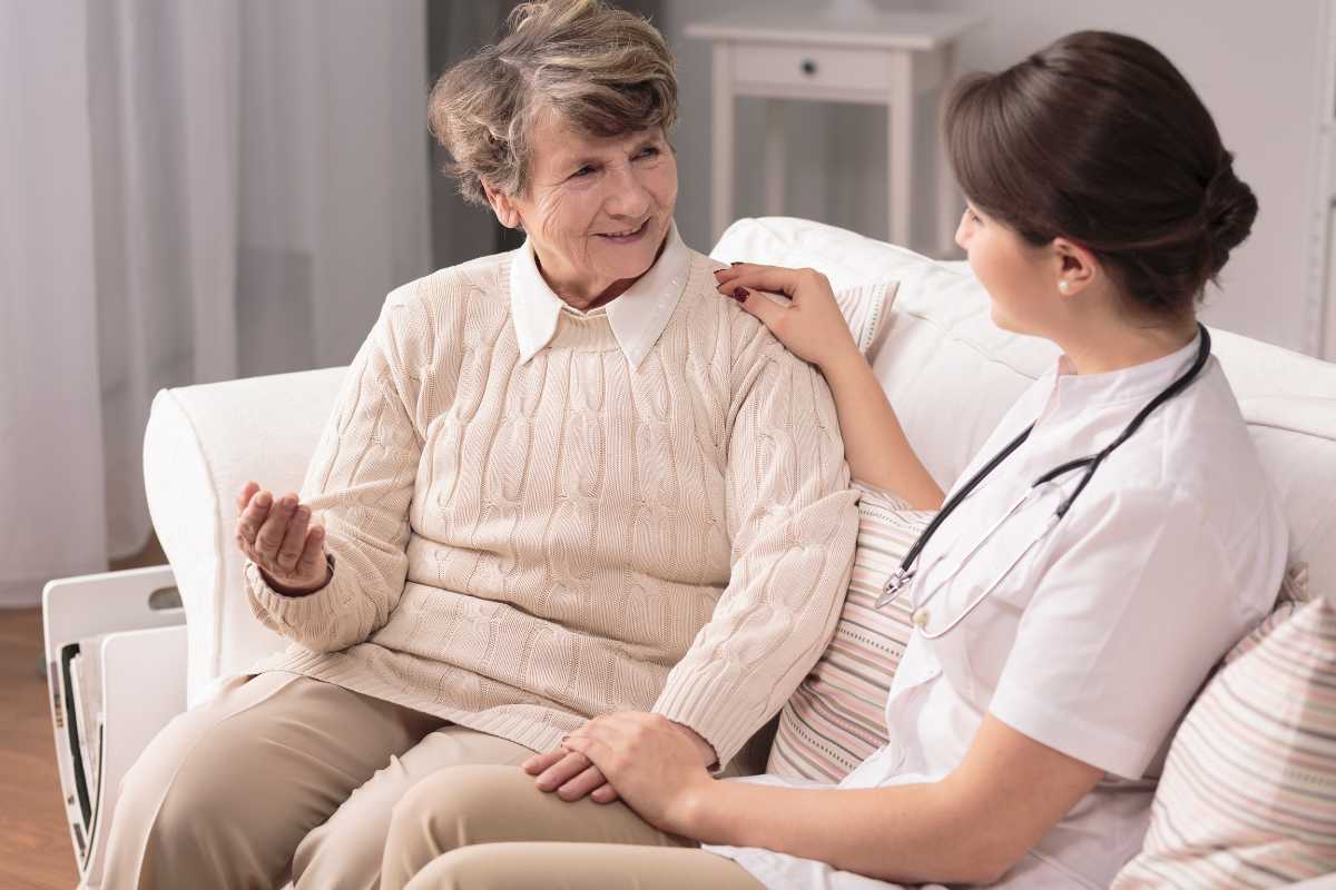 Rodzina wspierająca seniora z chorobą Alzheimera