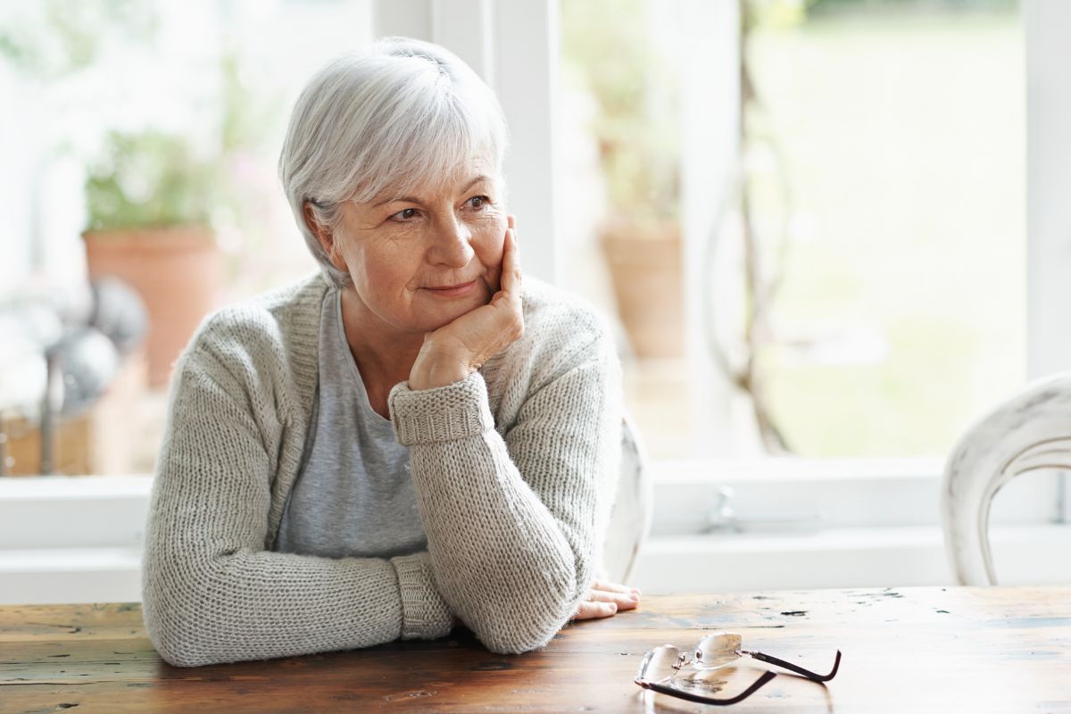 Seniorka zastanawiająca się nad problemami z pamięcią