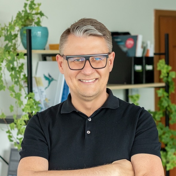 Alzheimer jak zapobiegać: spacer z książką w ręku i przyjacielem pod rękę