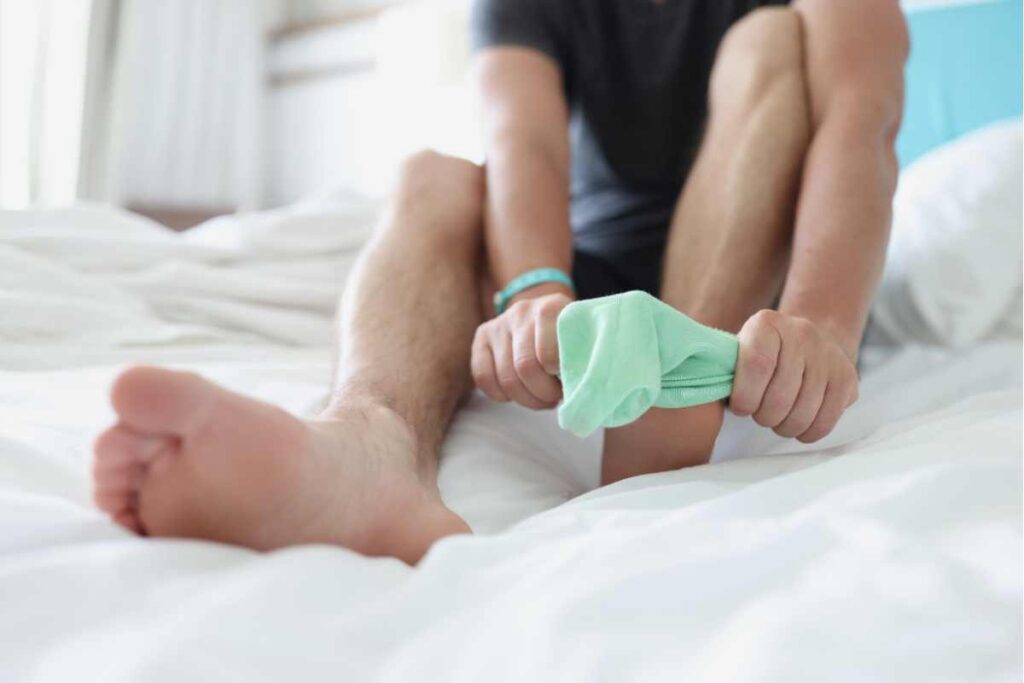 Neurolog Bydgoszcz. W sklepach pojawiła się odzież mająca odstraszać kleszcze.